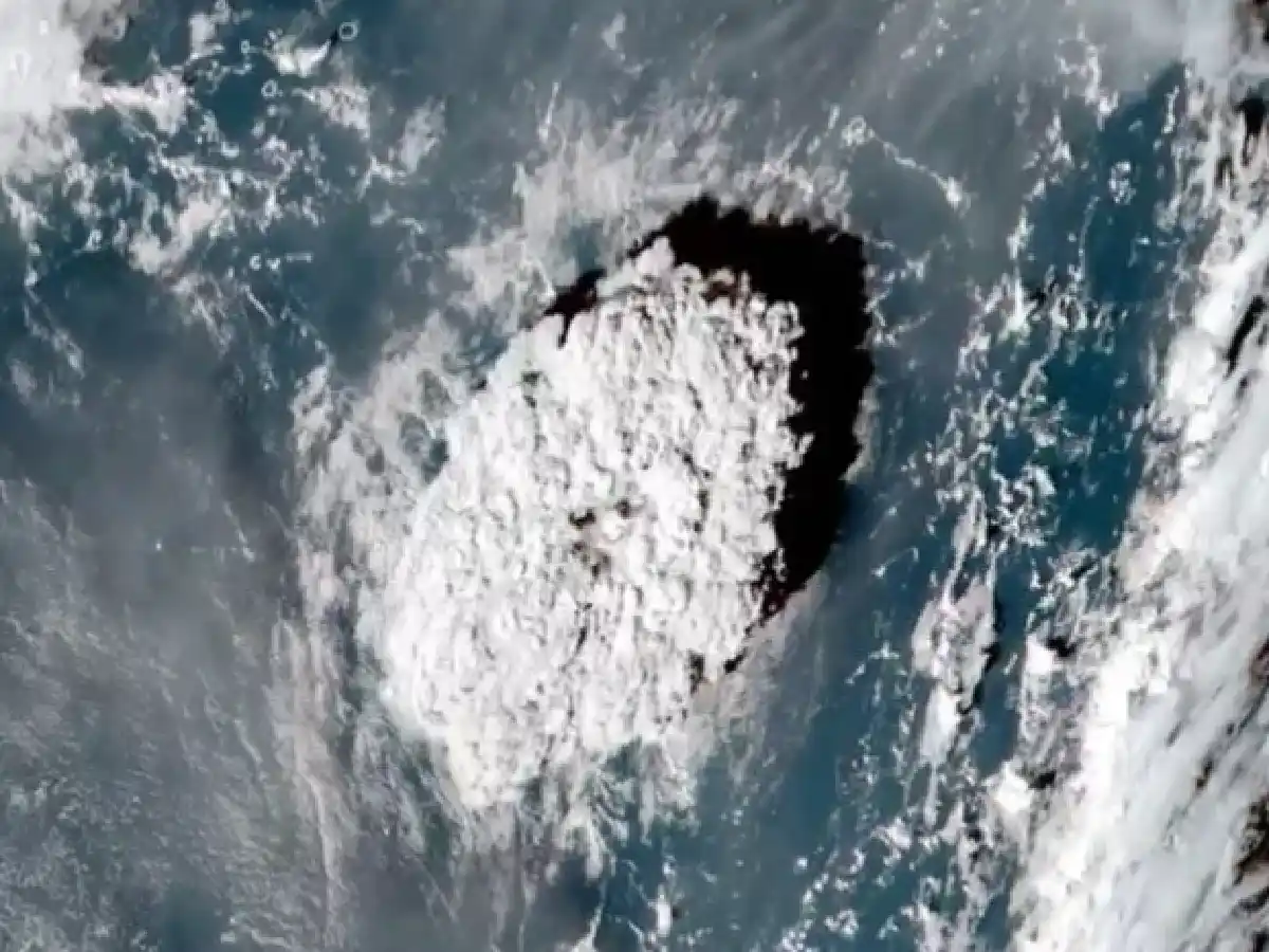 Alertas de tsunami en EEUU y Japón y evacuación en la costa de Chile por un volcán submarino