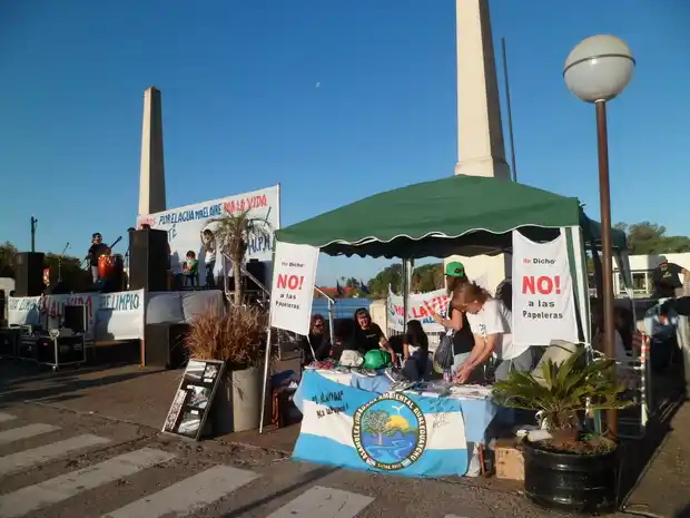 La Asamblea Ambiental realizó un festival en los obeliscos de la Costanera