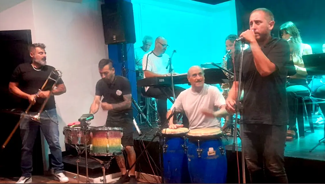 Orquesta. Dirigida por Juan Gesualdi