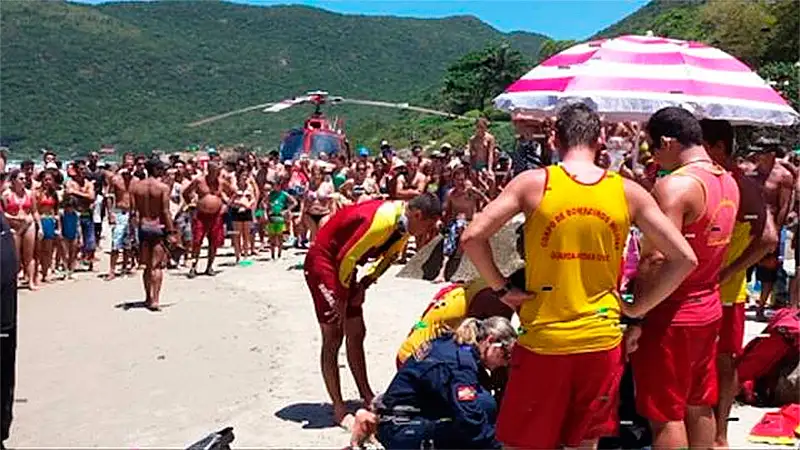Turista argentino salvó a su pequeño hijo antes de morir en una playa de Brasil