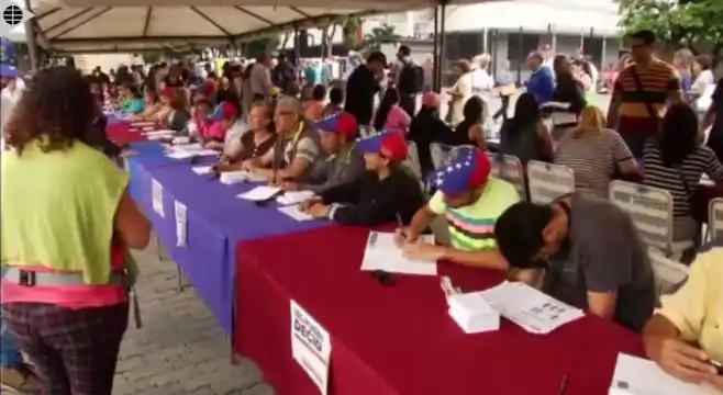 Desafío de la oposición a Maduro: huelga general y gobierno paralelo