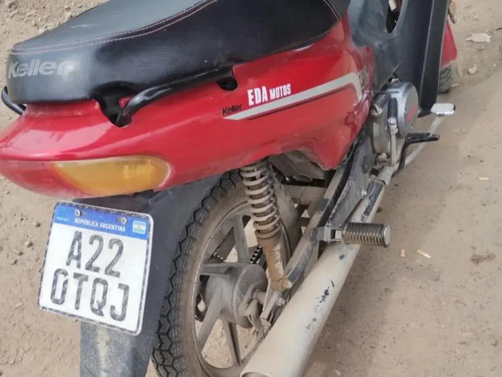 La moto es una Keller 110 roja.