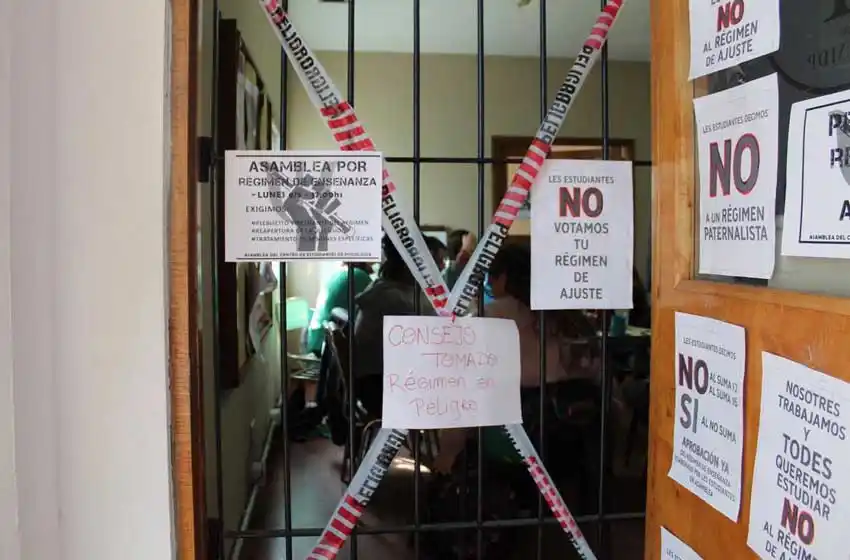 Estudiantes de la Facultad de Psicología tomaron el Consejo Académico