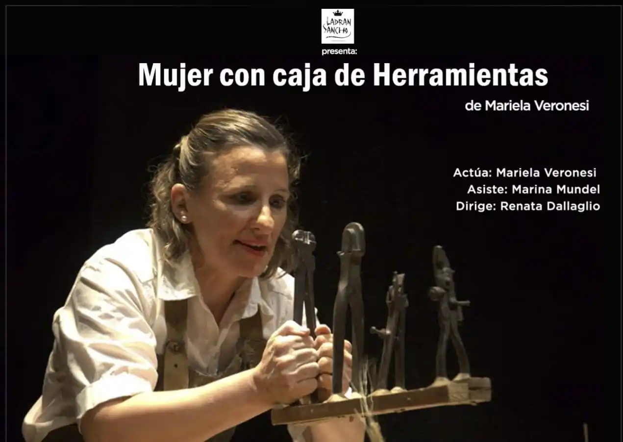 Mujer con caja de herramientas