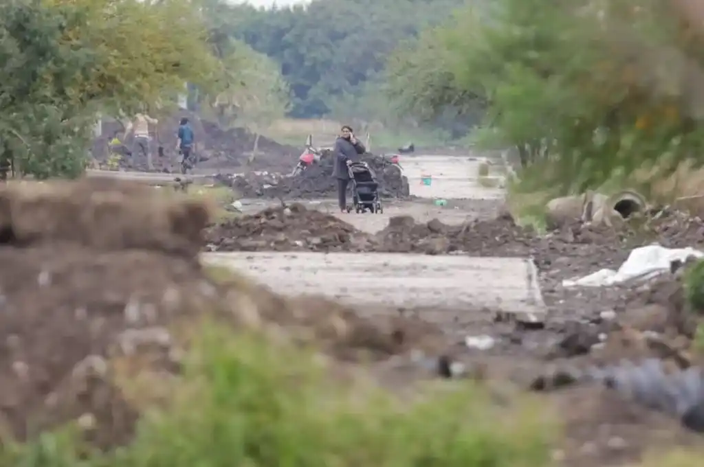 Investigan en el barrio Emerenciano Sena una calle pavimentada tras la desaparición de Cecilia Strzyzowski