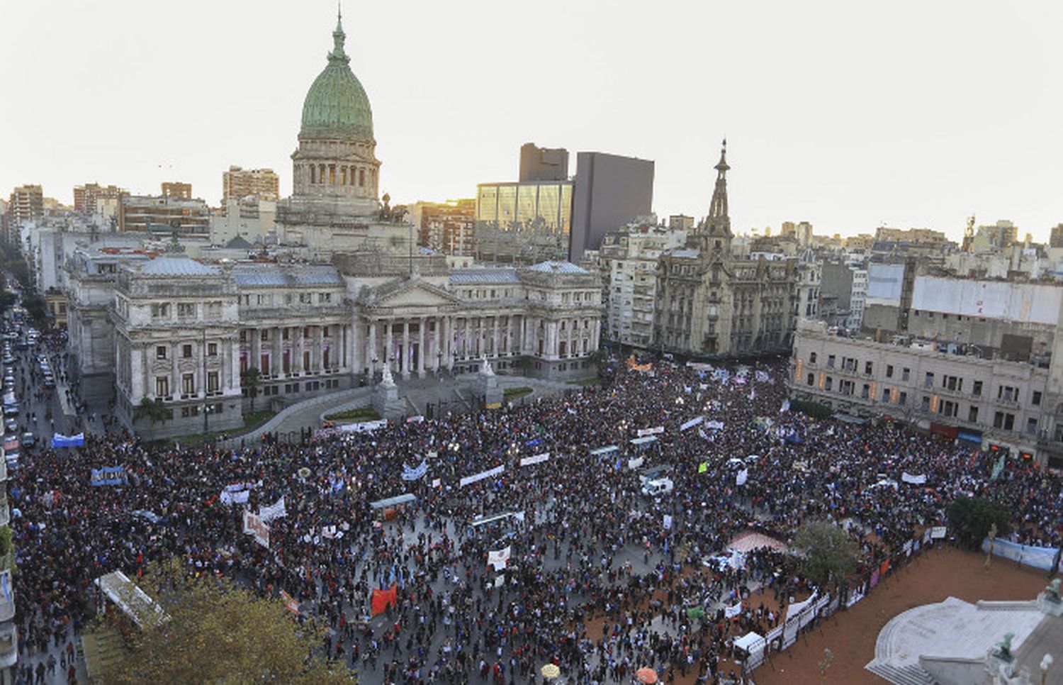 Multitudinaria marcha en el Congreso contra la violencia de género