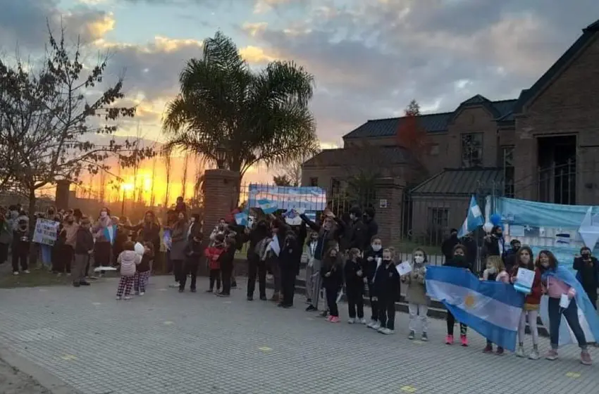 Abrazo solidario en un colegio de Fisherton para pedir por la presencialidad