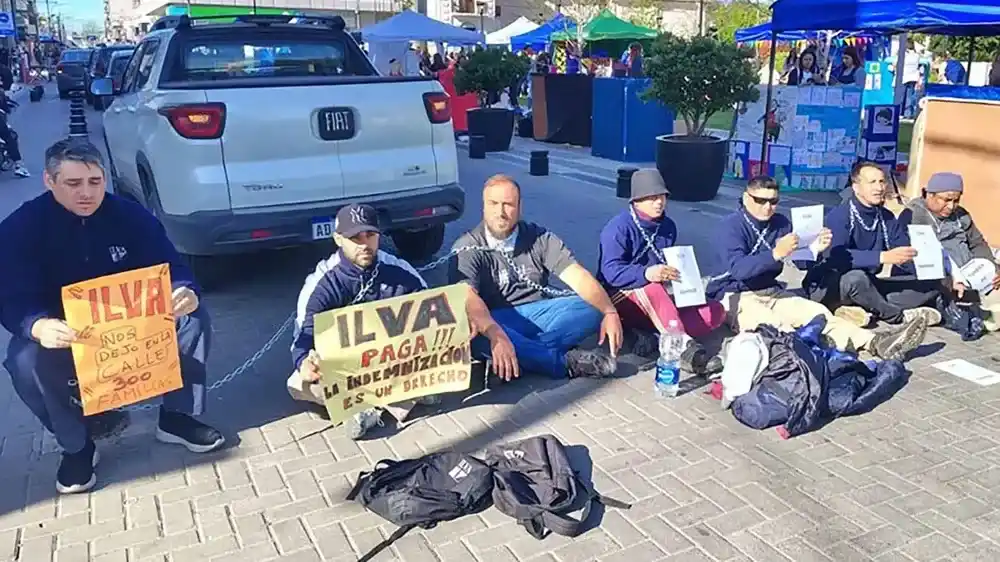 Trabajadores despedidos de ILVA se encadenaron frente al Municipio de Pilar