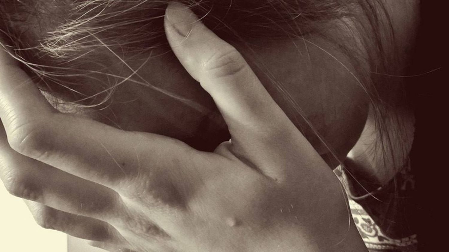 SE METIÓ PARA DEFENDER A SU MAMÁ: hombre le desfigura el rostro y golpea a una joven en Lara
