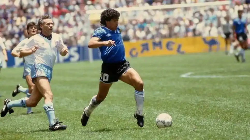 Subastan la histórica camiseta con la que Diego Maradona le hizo los goles a los ingleses