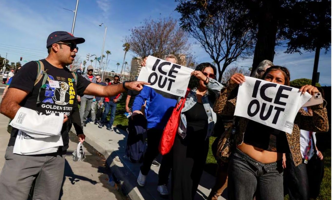 Activistas reparten toallas con el lema “ICE fuera” en el Super Bowl
