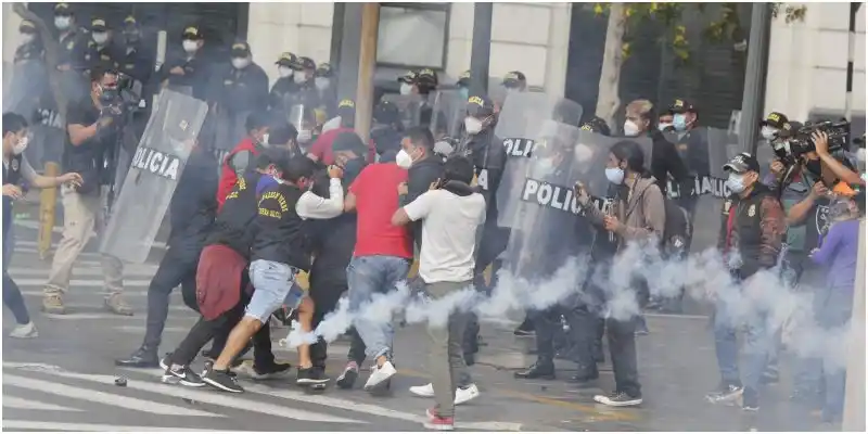 CRISIS EN PERÚ: al menos 30 detenidos y varios heridos en protestas