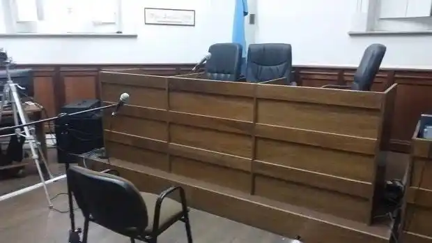 La golpeaba brutalmente y hasta la atacaba con un rebenque ante sus hijos