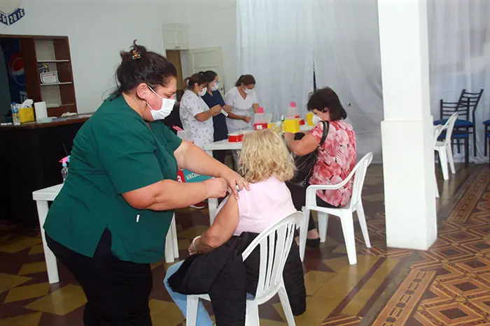 Comenzó la vacunación a mayores de 60 años en el club Ministerio de Quequén