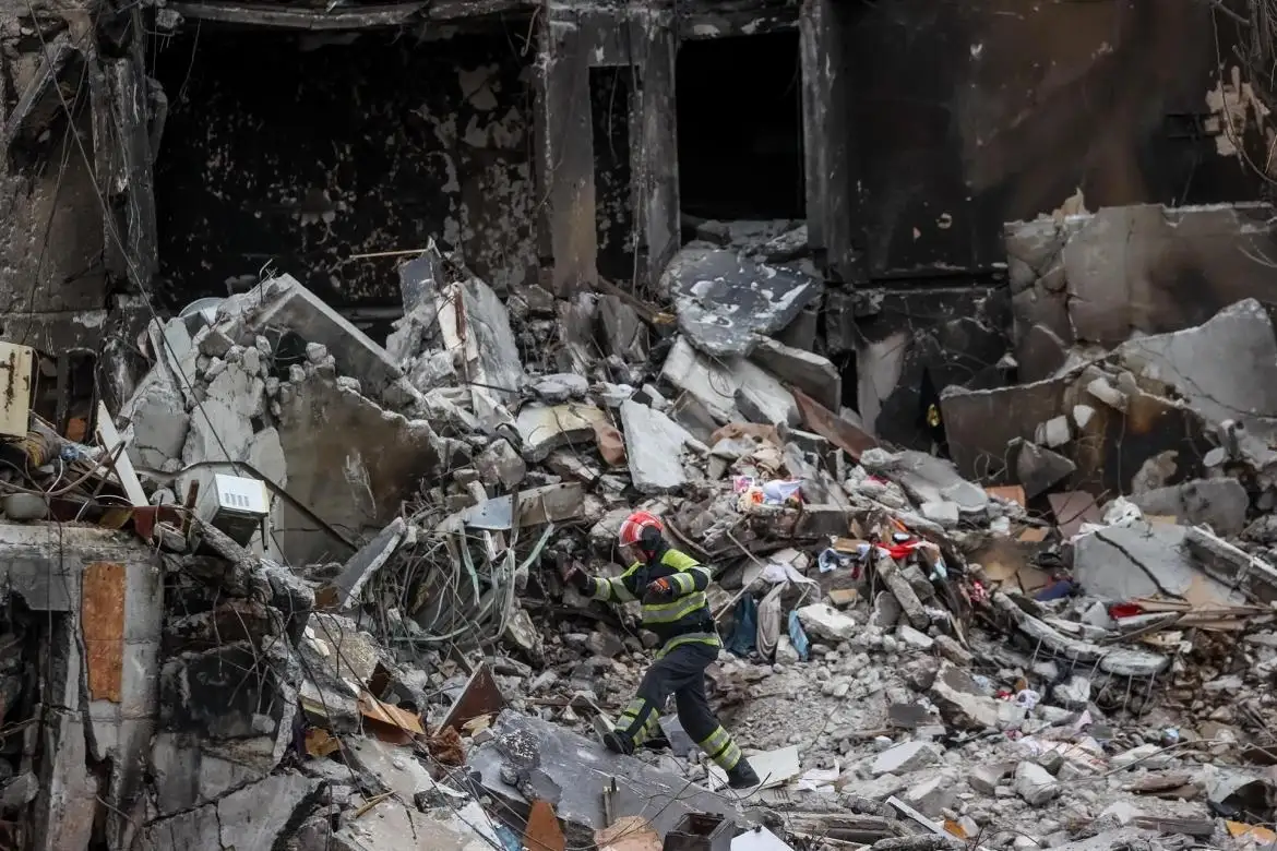 Rusia bombardeó una fábrica militar cerca de Kiev tras anunciar más ataques contra la capital.