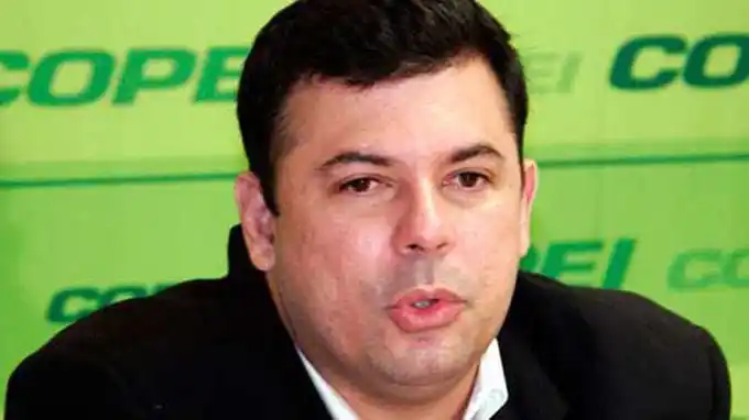 Roberto Enríquez abandona embajada de Chile y se va a México a negociar