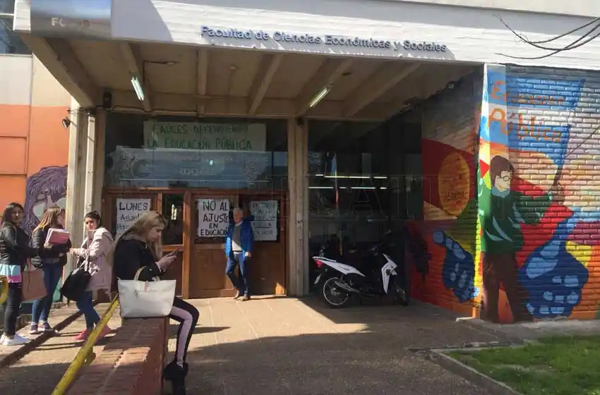 Económicas se adhirió a la toma y hay 7 facultades locales afectadas