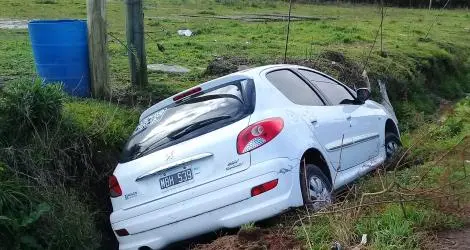 Auto cayó a la zanja