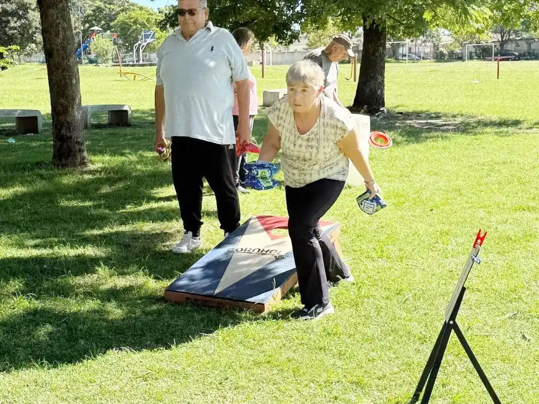 Encuentro de juegos alternativos para adultos mayores en la costanera