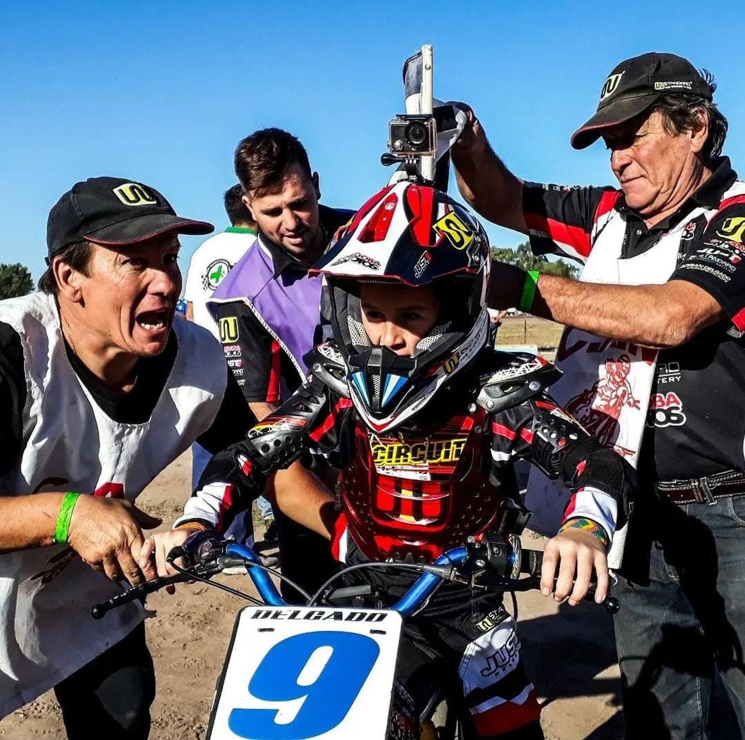 Adrián, y Carlos junto a Agustín, previo a una carrera años atrás.