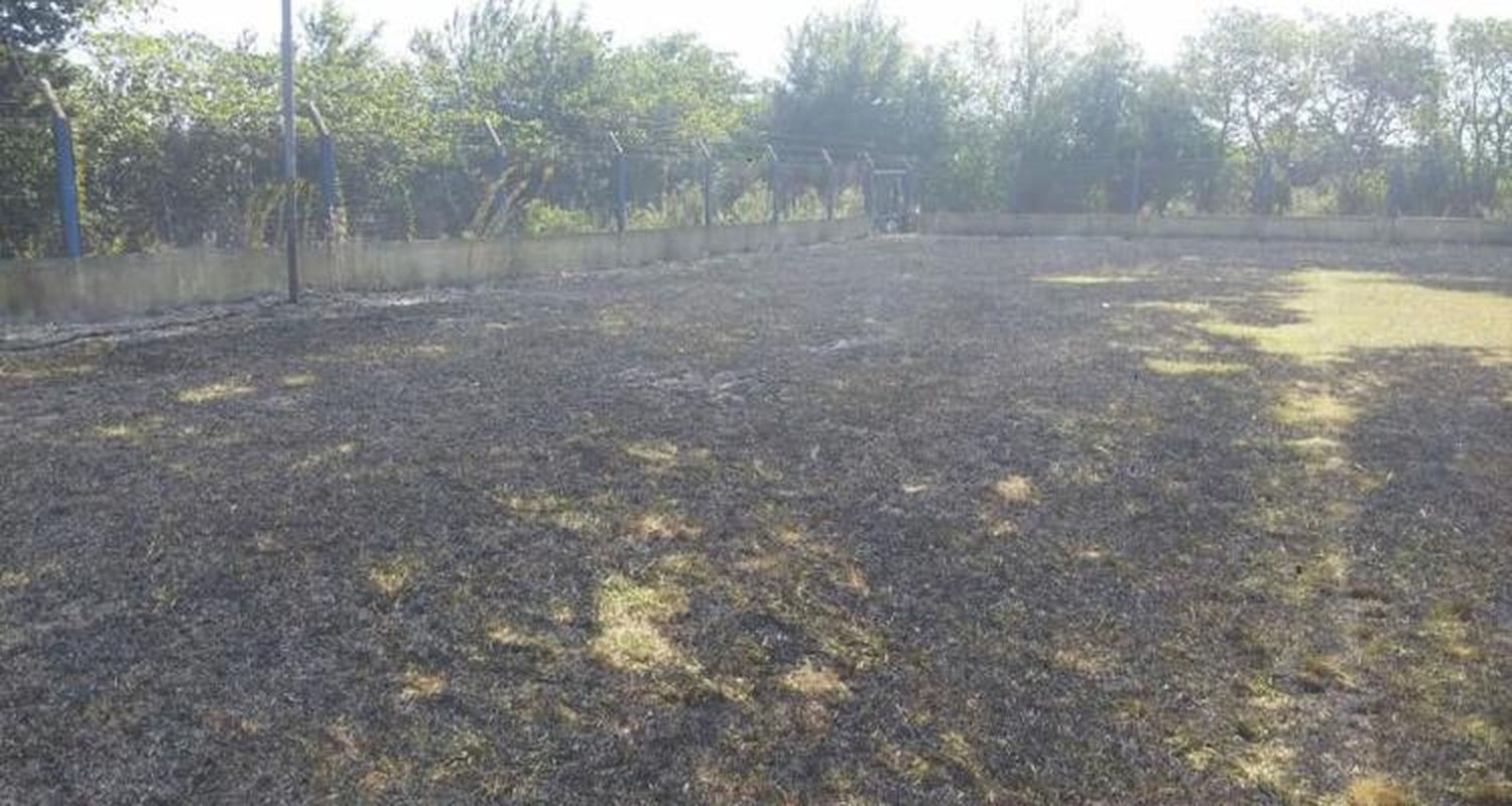 A Independencia le quemaron el pasto de la cancha de fútbol y analiza abandonarla