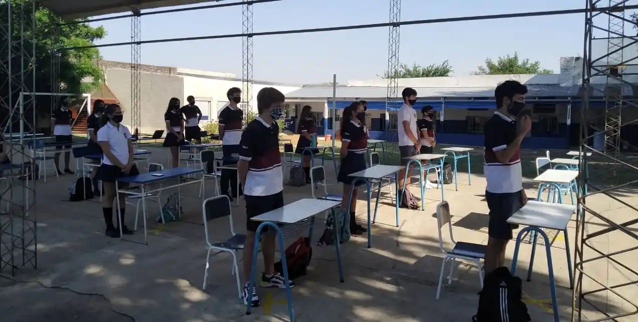 En el regreso al aula el docente no podrá acercarse al banco y no habrá izamiento de la Bandera