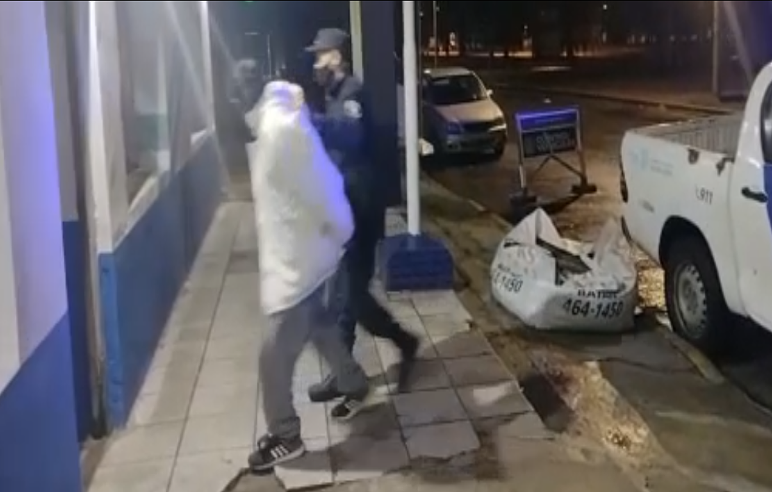 Borracho, agarró a patadas la puerta de la remisería