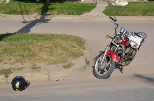 Perdió el control, cayó y terminó impactando con una columna