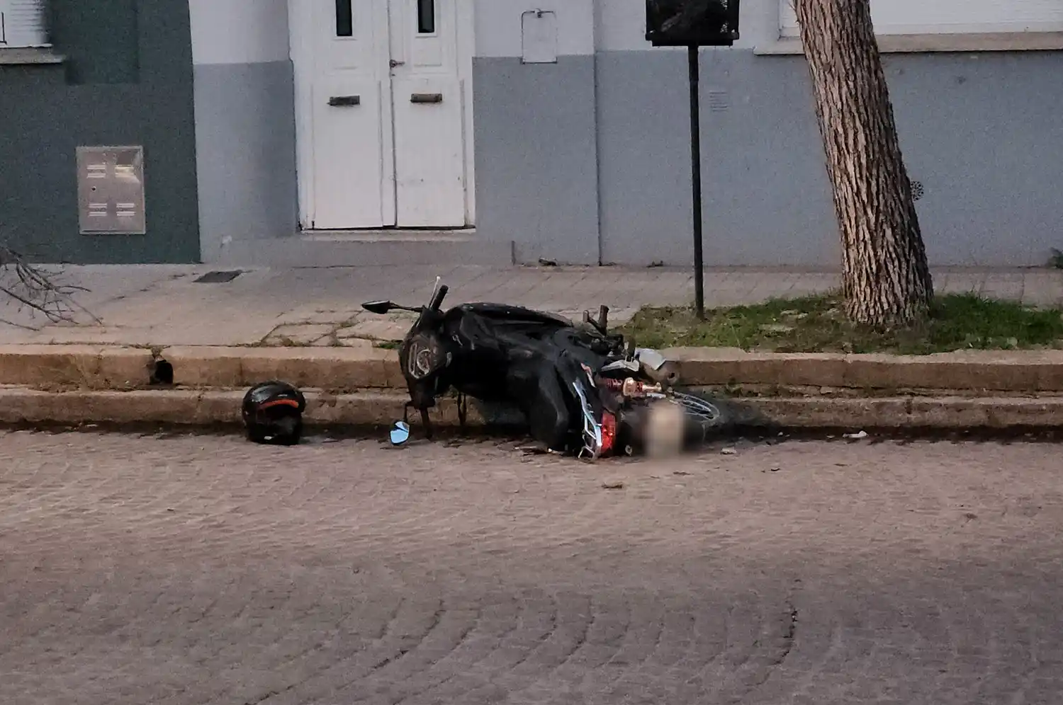 Barrio 9 de Julio: una mujer terminó en el hospital tras chocar contra una camioneta que estaba por estacionar