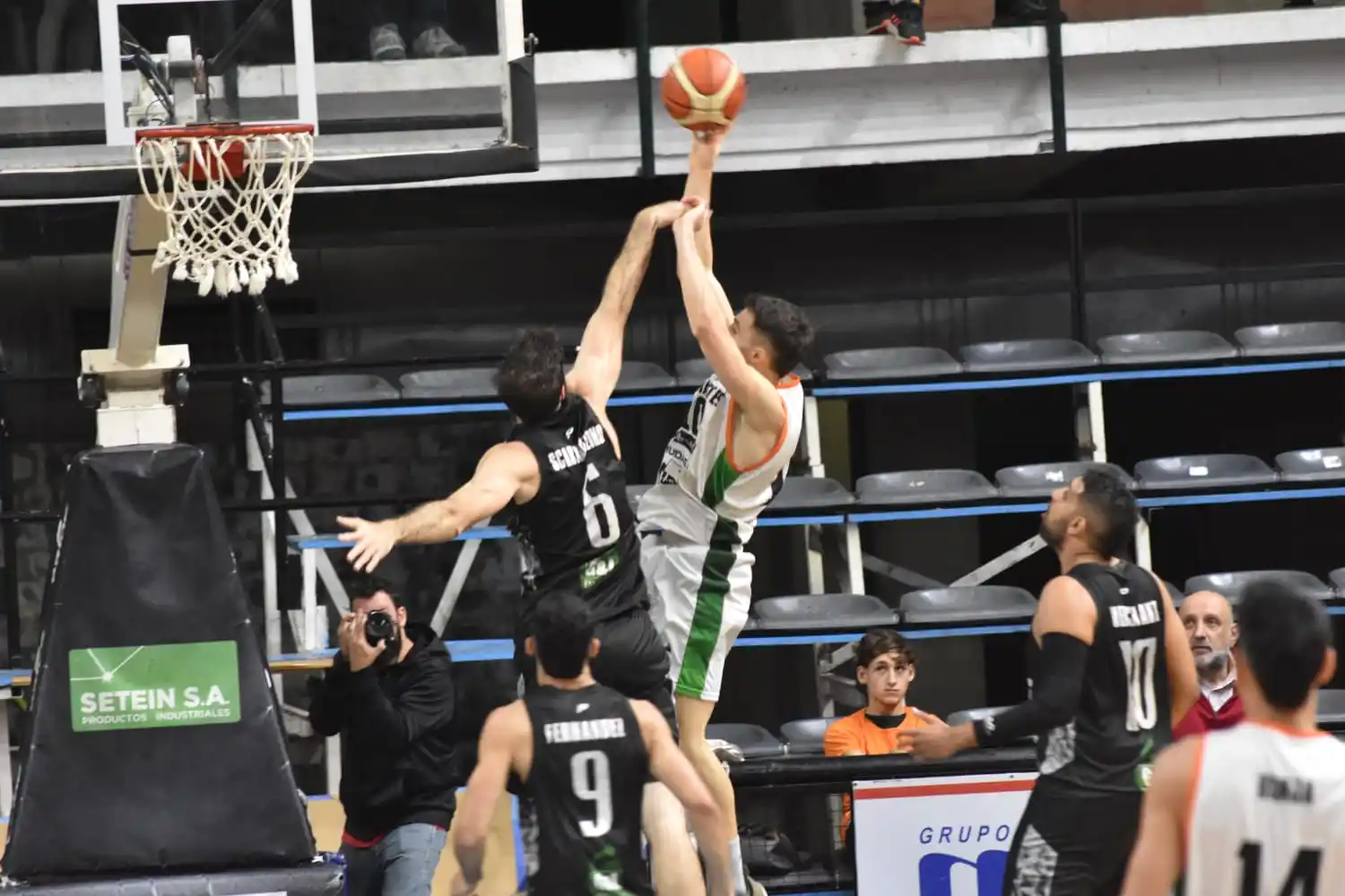 Yarza busca el aro ante Scaramuzzino. (Foto Andrés Arouxet).