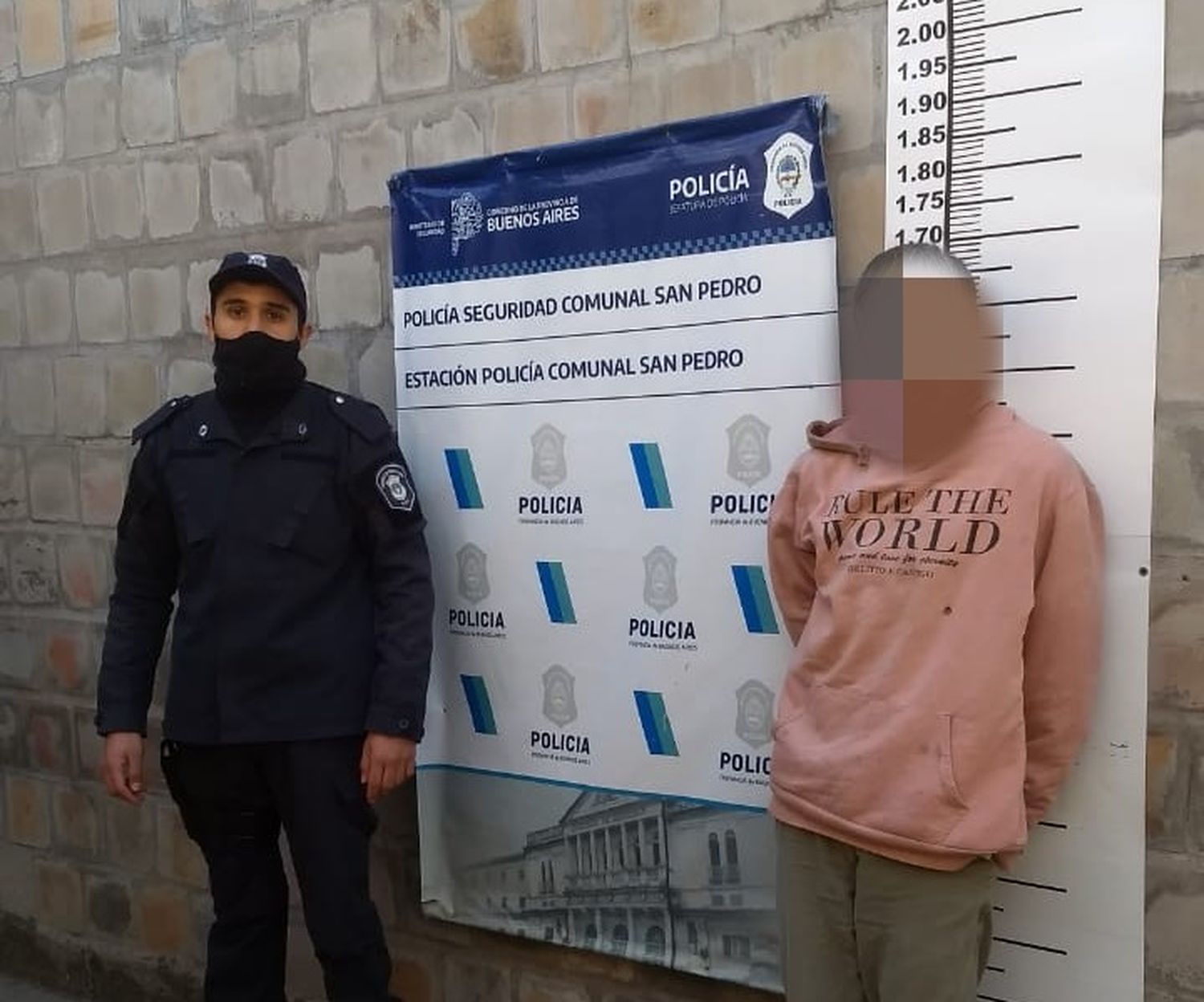 Joven fue aprehendido dos veces en pocas horas: lo atraparon desnudo en la calle y, después, robando en un comercio