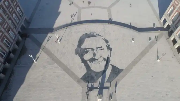 Polémica por una pintada no autorizada de Kirchner sobre La Rambla