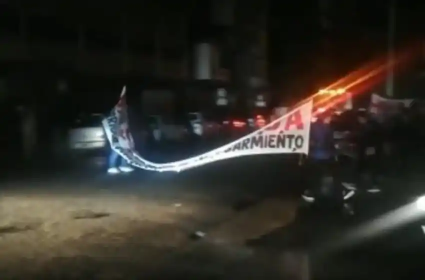 Sin luz y bajo la lluvia, los vecinos de la ex Terminal se manifiestan por la inseguridad