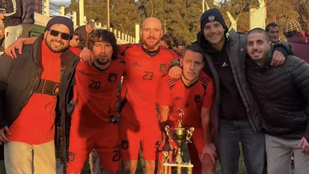 Walter Alberti, junto a sus amigos tras el título con FC Holanda