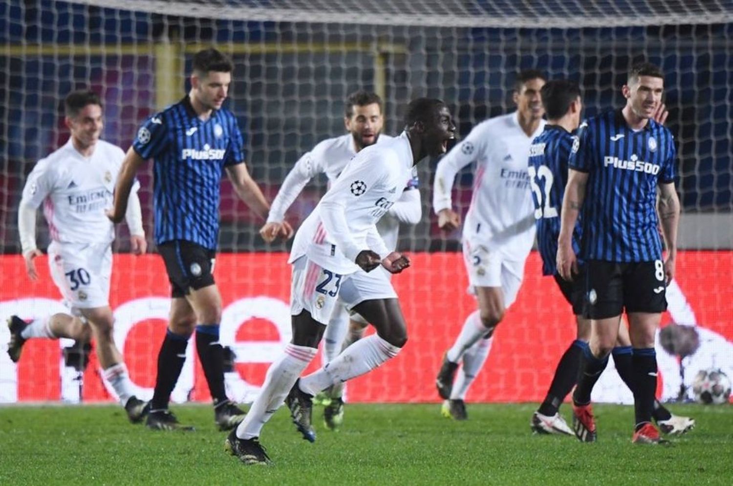 El Real Madrid tratará de asegurar su pase a cuartos de final ante un Atalanta que buscará la remontada