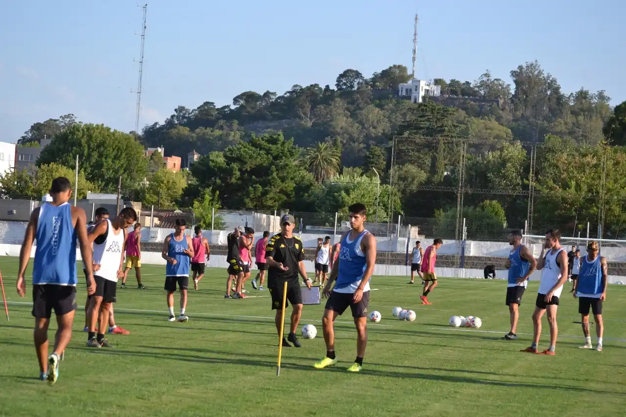 FOTO PRENSA SANTAMARINA Un pasaje del entrenamiento de ayer, en el estadio San Martín.