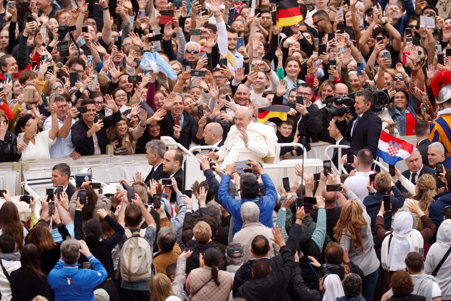 Domingo de Pascua de Resurrección: Francisco, muy activo y arriba del papamóvil