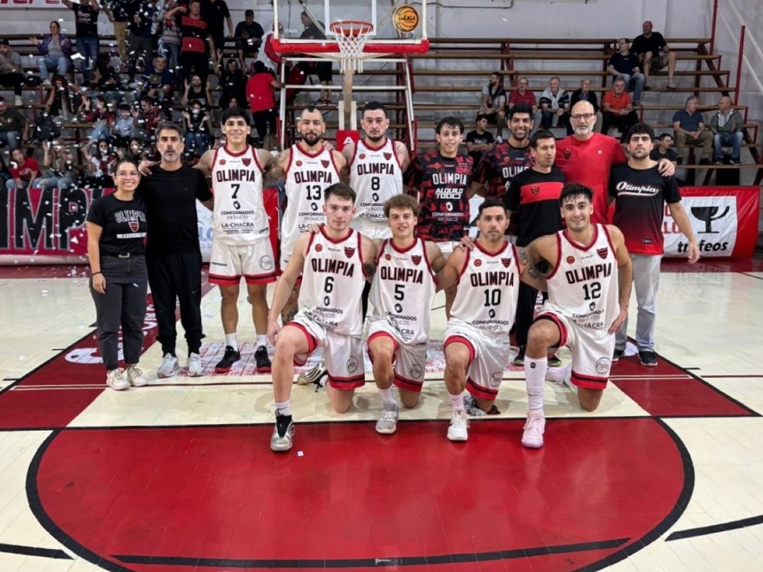 El Rojo se trajo una gran victoria en la ruta para quedar a un paso de semifinales de conferencia. Foto: Nasif Raies (Prensa Olimpia BBC)
