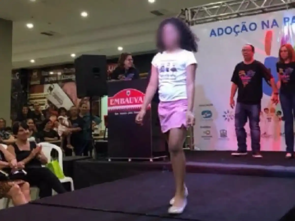 Polémica en Brasil: niños en adopción desfilaron en un shopping para ser elegidos