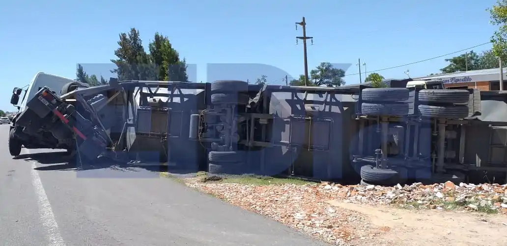 Un camión volcó en la banquina a pocos kilómetros de Gualeguaychú
