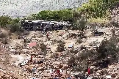 Un autobús desbarrancó tras chocar con una camioneta en Perú: hay más de 30 muertos