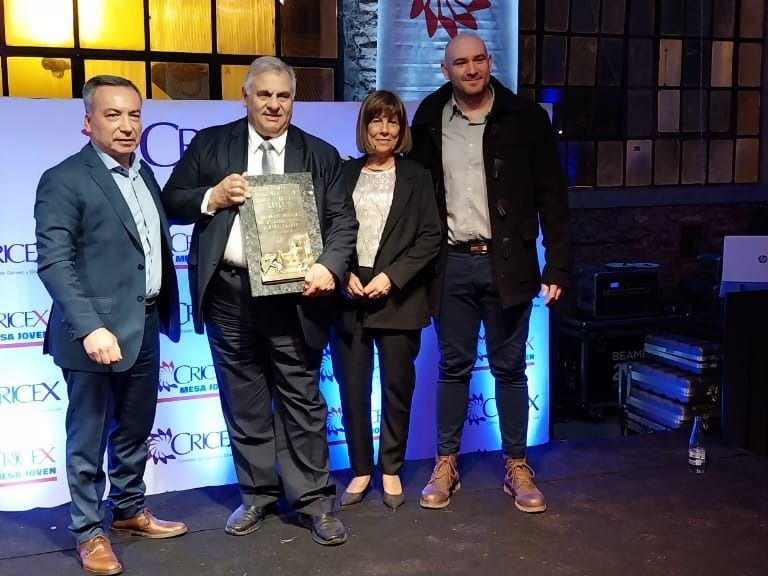 Carlos Bonetto recibió la Distinción a la Trayectoria Industrial de Balanzas Hook. Foto: Sur24