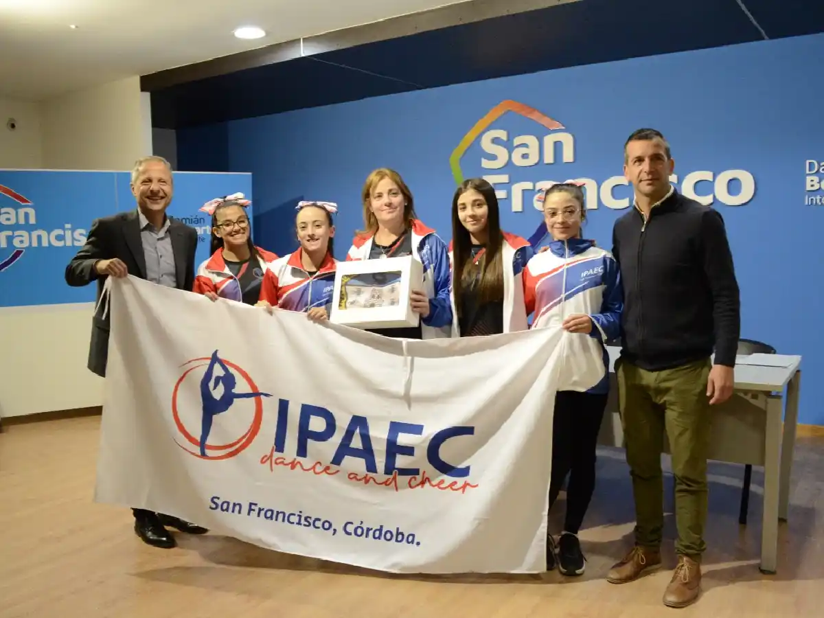 Deportistas recibieron la bandera de San Francisco