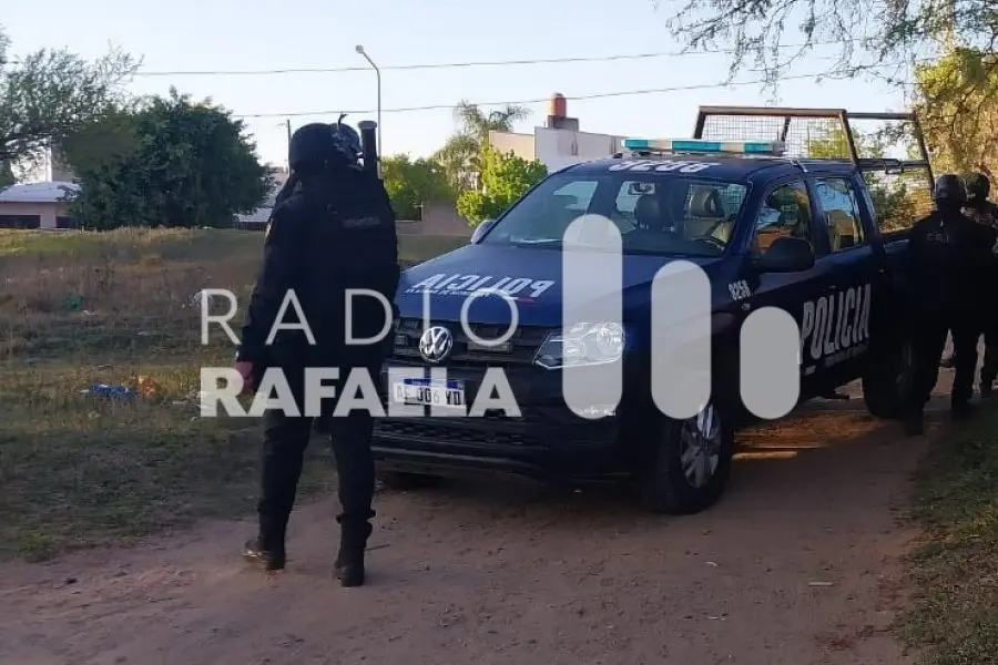 Un conocido delincuente daba vueltas en bicicleta y terminó robándose una moto