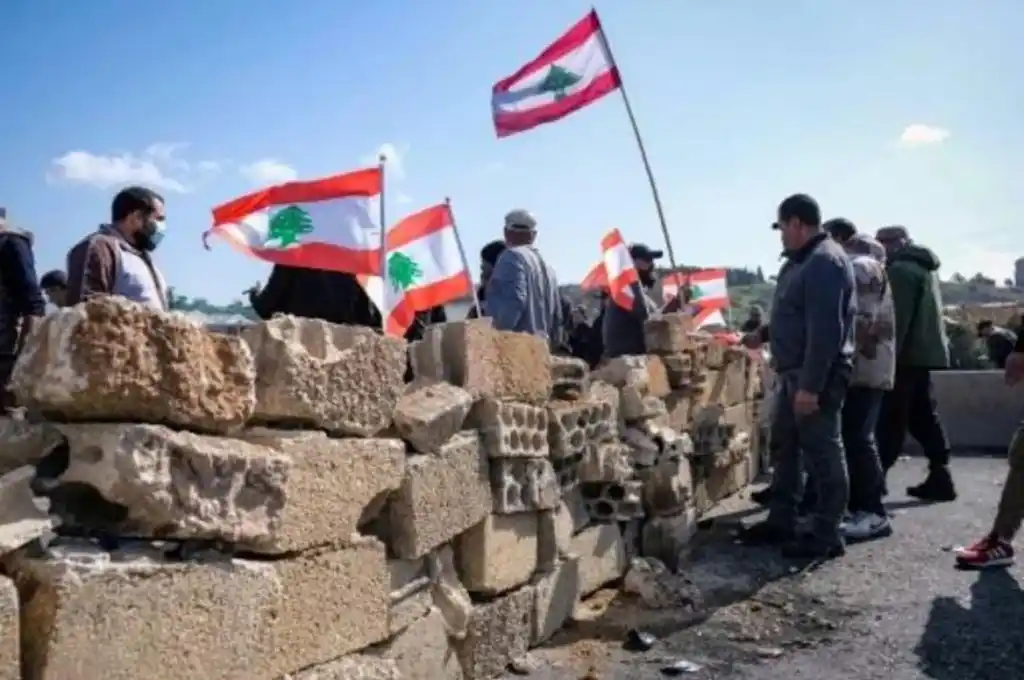 Manifestantes cortan rutas en todo el Líbano tras una nueva devaluación