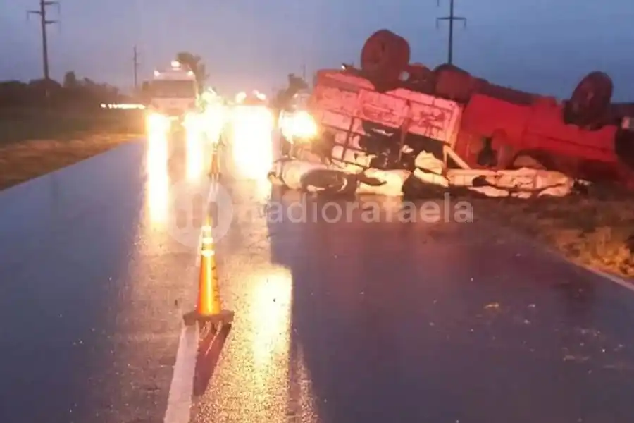 Accidente en la ruta entre un camioneta y un auto: milagrosamente no hubo heridos