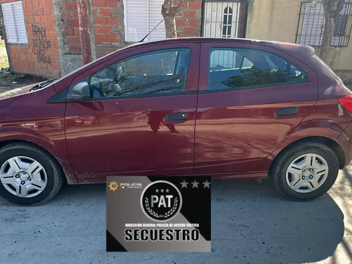 Cinco detenidos por un auto robado en Villa Gobernador Gálvez.