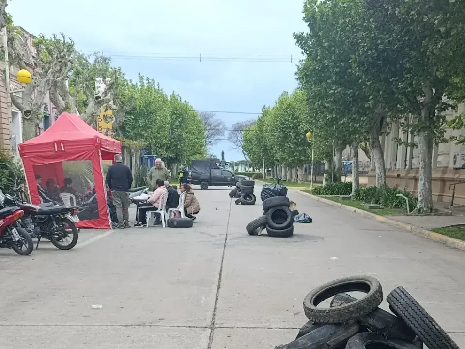 Los municipales mantuvieron una carpa frente a Palacio hasta que confirmaron el reintegro.