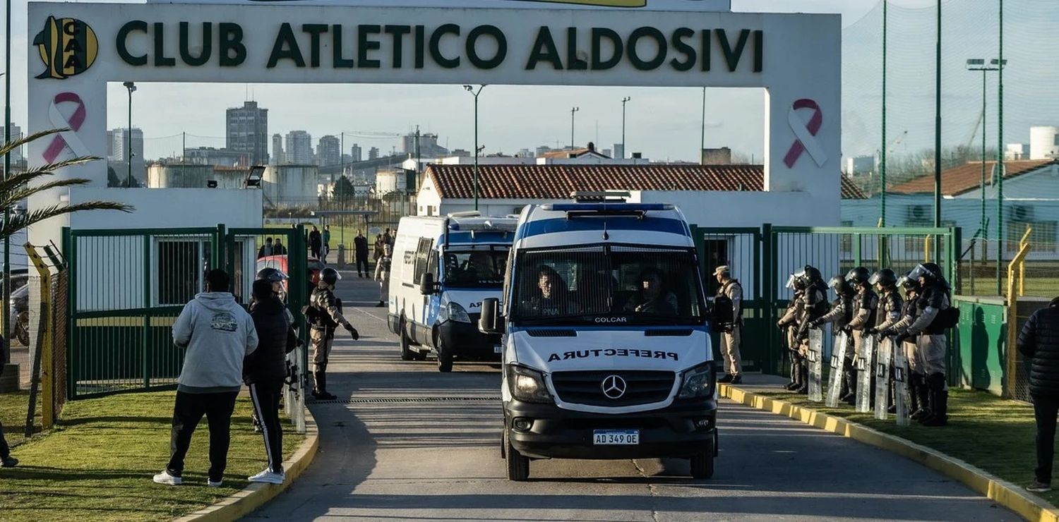 Aldosivi: Tras la quema de autos, dos grupos se enfrentaron en la sede del club y hay un herido de bala 