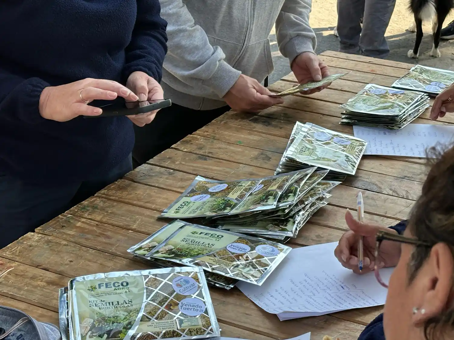 Más de 200 vecinos se acercaron a retirar las semillas.